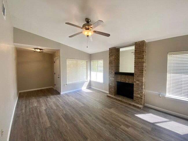 Building Photo - Remodeled 3 Bedroom 2 Bath  with cute back...