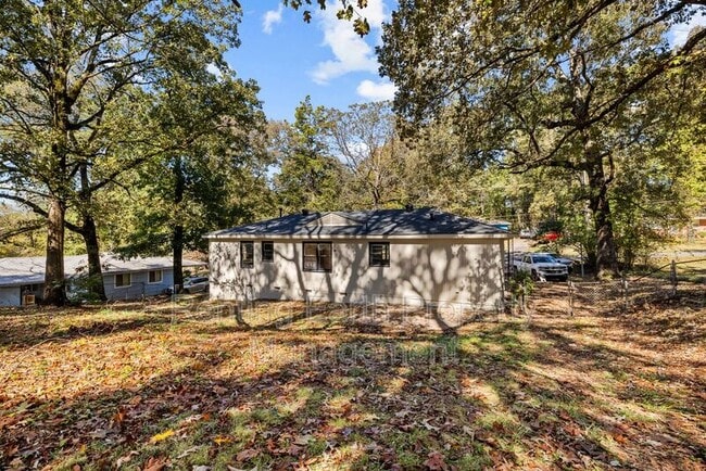 Building Photo - 405 18th Ave NW