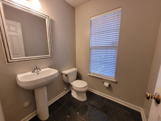 Building Photo - Great 2 Bedroom 2 Bath Townhouse