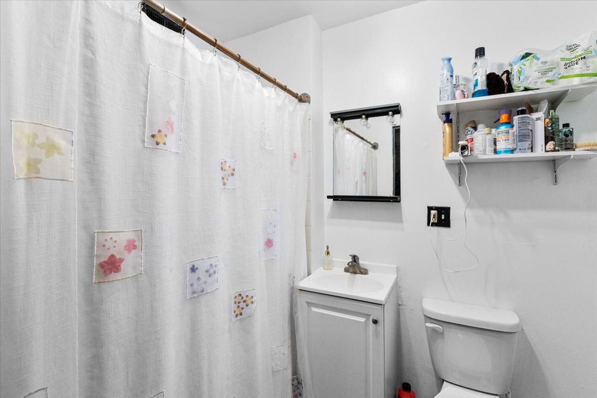 Building Photo - 4000 N Southport Ave