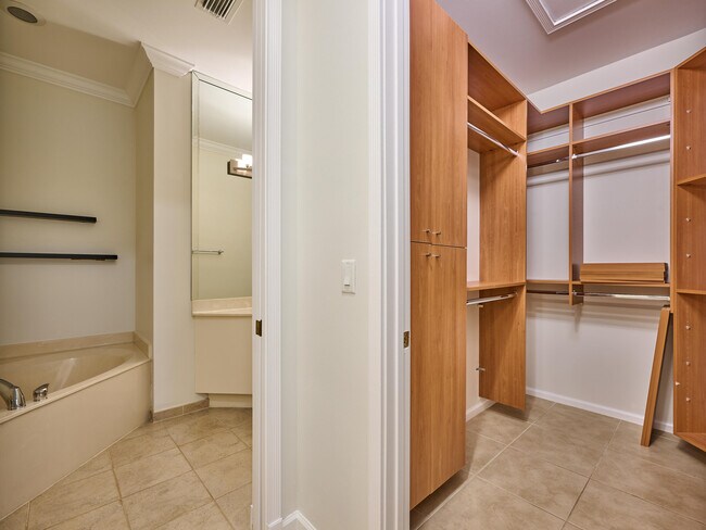 Building Photo - 6436 Bella Cir