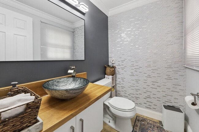 Building Photo - 52 Hillside Ave