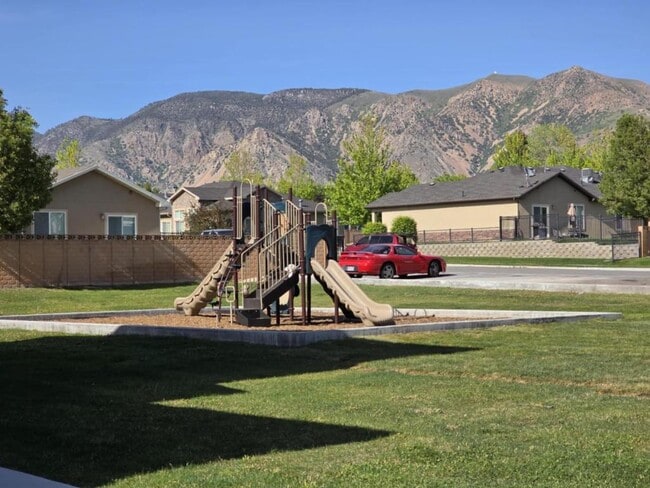 Building Photo - 996 W 600 S