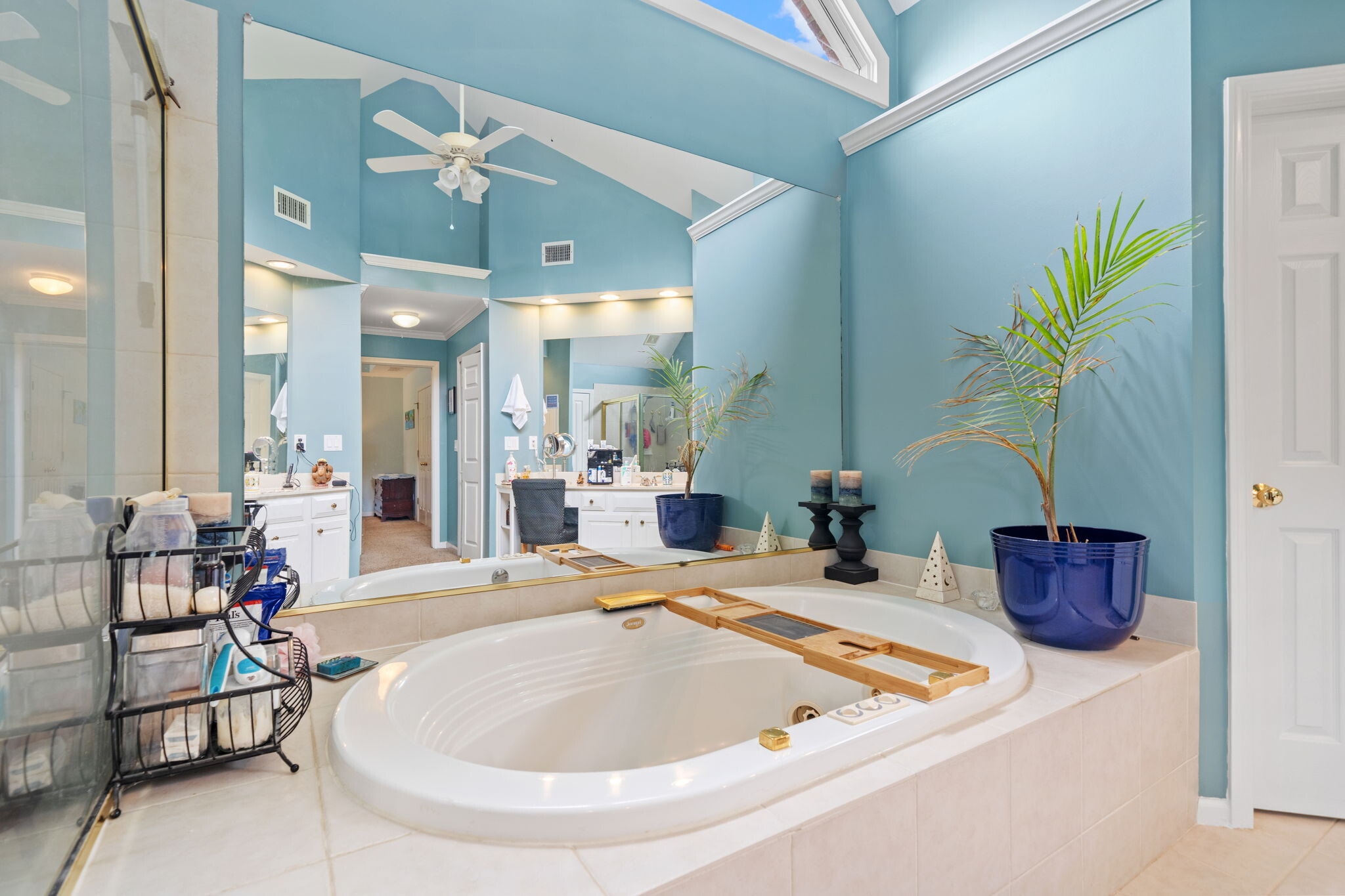 Jacquzzi tub - 600 Lyndhurst Cir