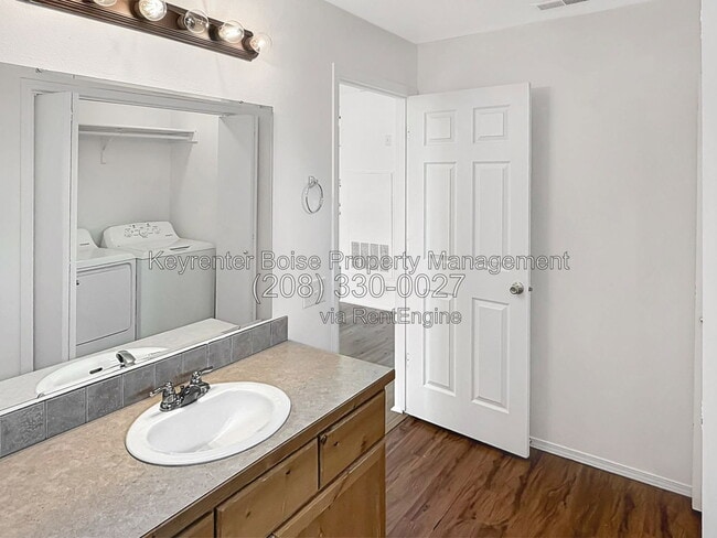 Building Photo - 2111 E White Oak Ct