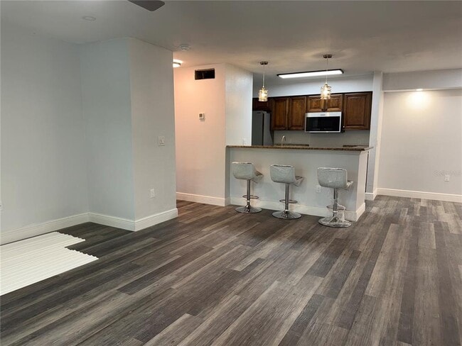 Building Photo - 9481 Highland Oak Dr