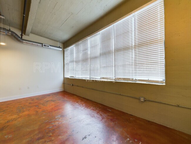Building Photo - 815 Perry St