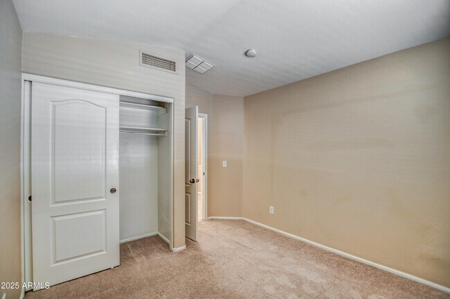 Building Photo - 40437 W Robbins Dr