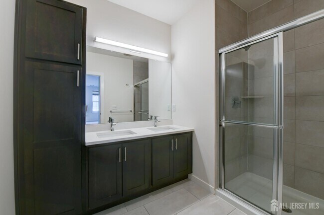 Building Photo - 722 Lorhan Dr