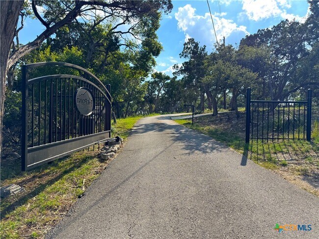 Building Photo - 2000 Village Oak