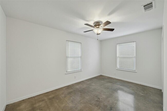 Building Photo - 1500 Fairfield Dr