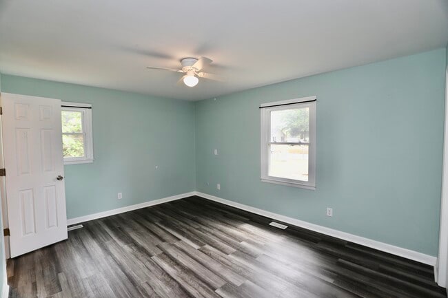 Building Photo - 807 N Guignard Dr