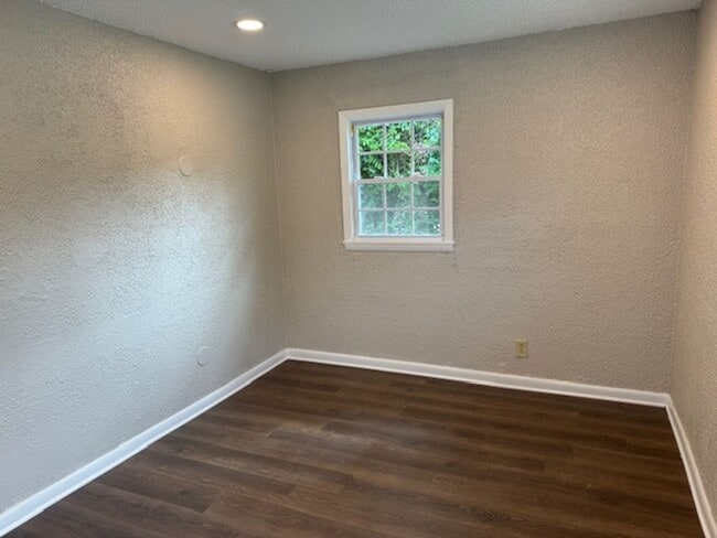 Building Photo - Newly Renovated Unit!