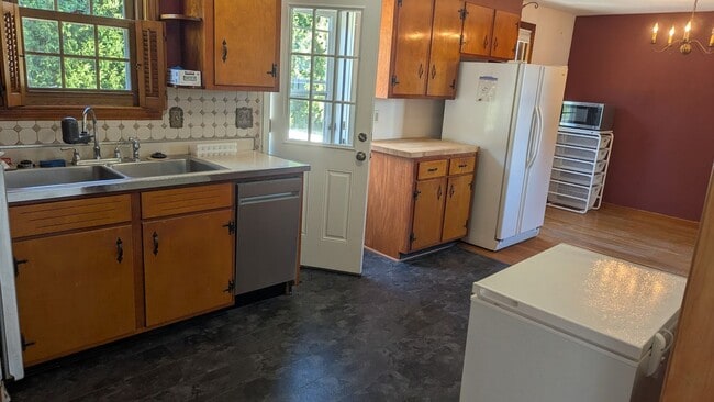 Building Photo - ***Please Respond Directly to the Online Listing, Calls May Not Be Returned***