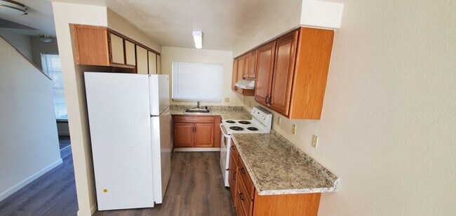 Building Photo - Renovated 2bed/1bath Flat with easy access...