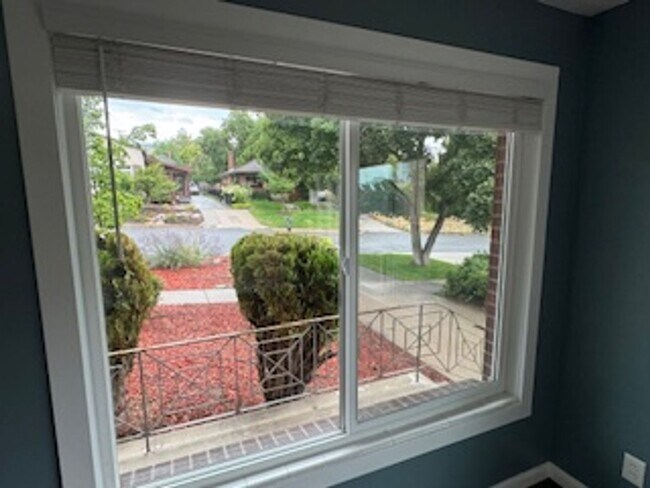 Building Photo - GORGEOUS Avenues Home!!!