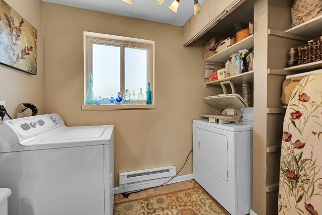 Building Photo - 10883 Fairfax Way