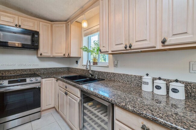 Building Photo - 133 E Silver Palm Ave