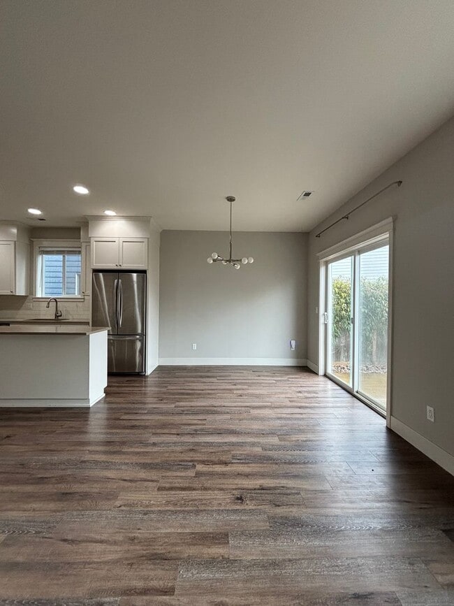 Building Photo - Newer 2 Story Home in Newberg   SHOWINGS  START  MAY 15th