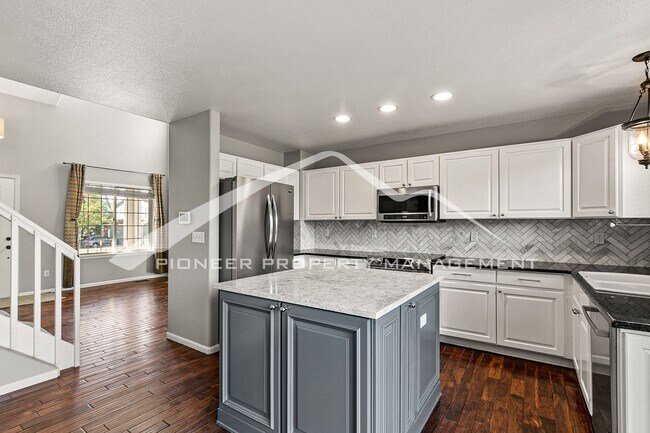 Building Photo - Spacious Home with gorgeous kitchen and central AC!