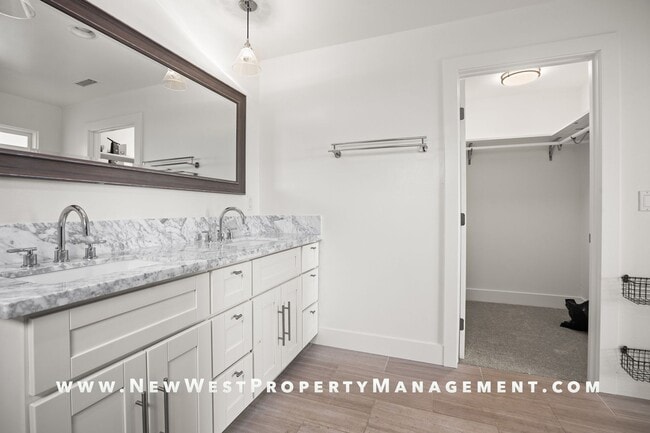 Building Photo - Exquisite Pacific Beach 4 bedroom located on a quiet cul-de-sac in the coveted Floral Terrace com...