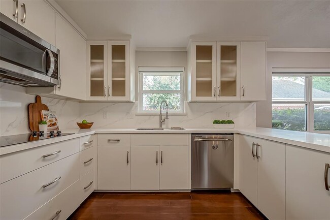Building Photo - 10118 Briar Forest Dr
