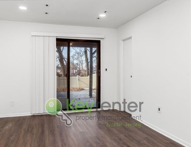 Building Photo - No Broker Fee | Modern 3-Level Townhome with River Views in Wallington