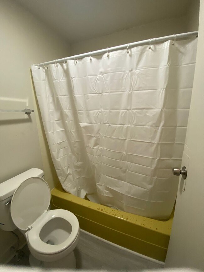 Building Photo - 644 E Chestnut St