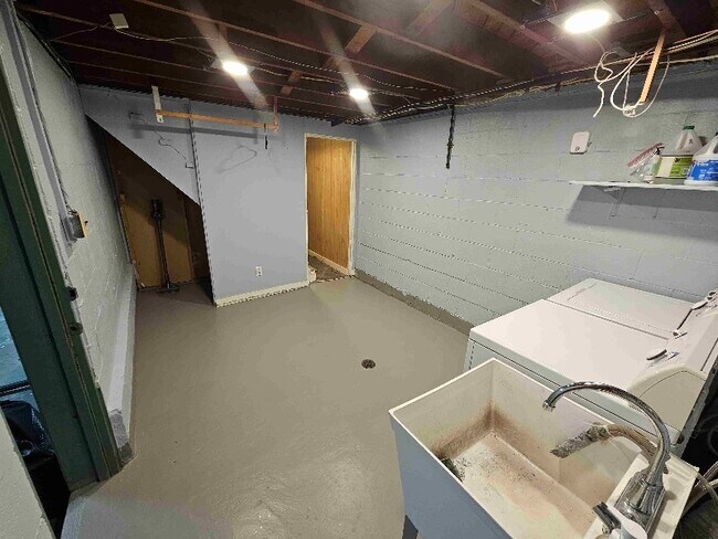 Building Photo - 1606 Greentree Rd