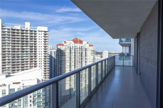 Building Photo - 1300 Brickell Bay Dr