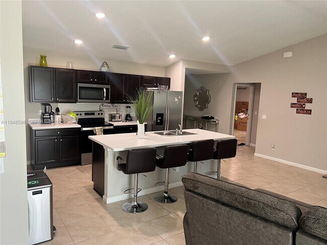 Building Photo - 172 SW Langfield Ave