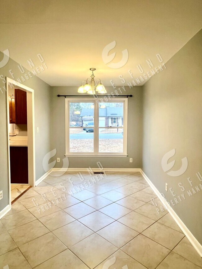 Building Photo - Exceptional value for a 3 Bedroom 2bath Fenced yard home close to Ft. Bragg