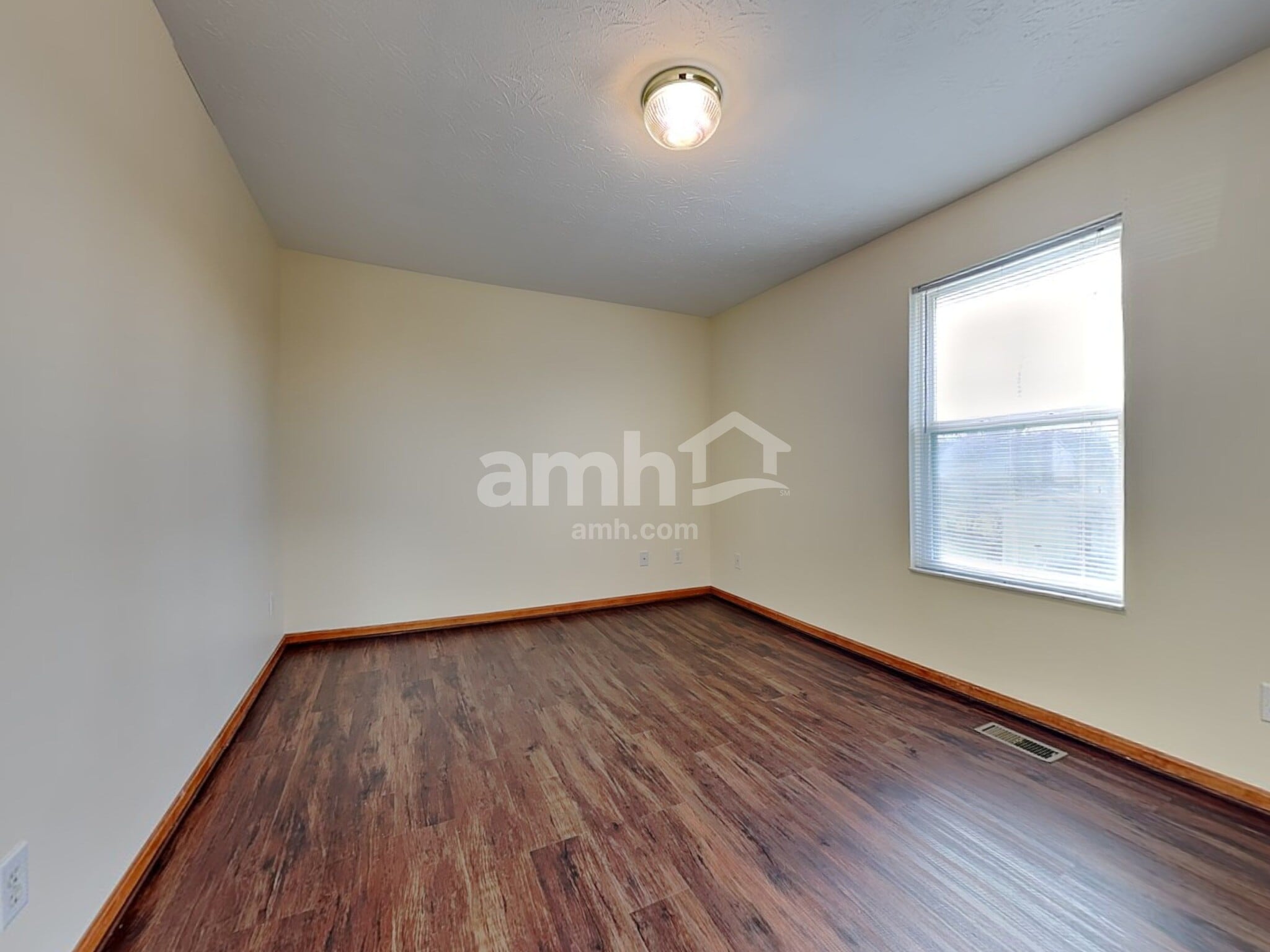 Building Photo - 6088 Lakewood Dr