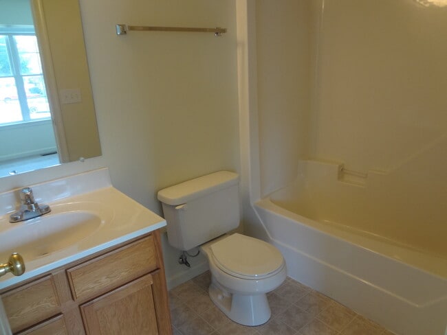 Building Photo - Spacious Townhouse with 2 Master Suites and Full Basement