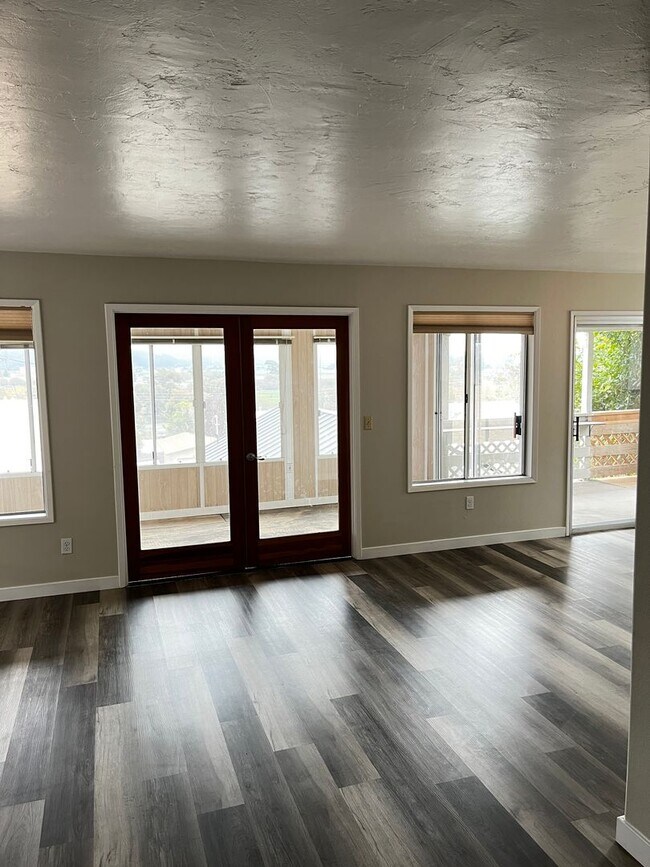 Building Photo - 269 Larchmont Dr