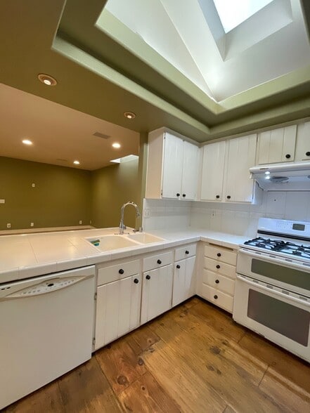 Building Photo - 14 Tangerine