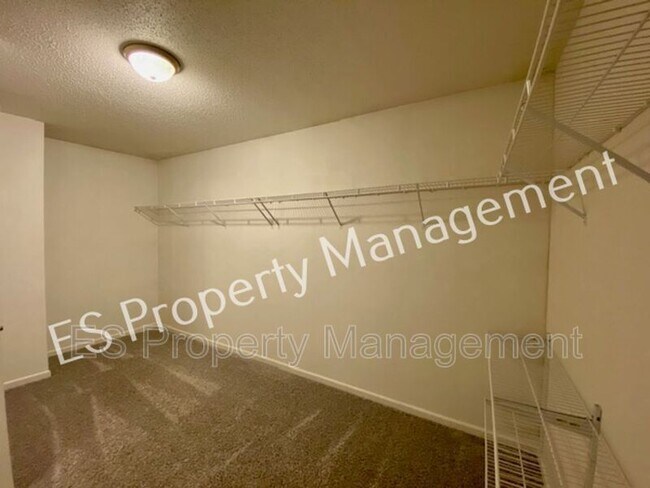 Building Photo - 2180 Shadowbrook Dr