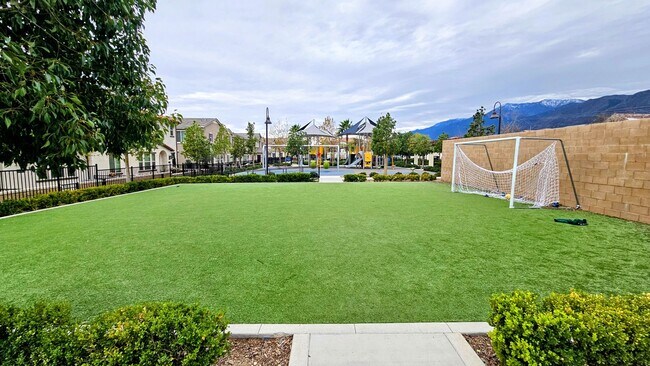 Building Photo - JAMIE LN UNIT 1 FONTANA 92336 (4 BED / 3 BATH)