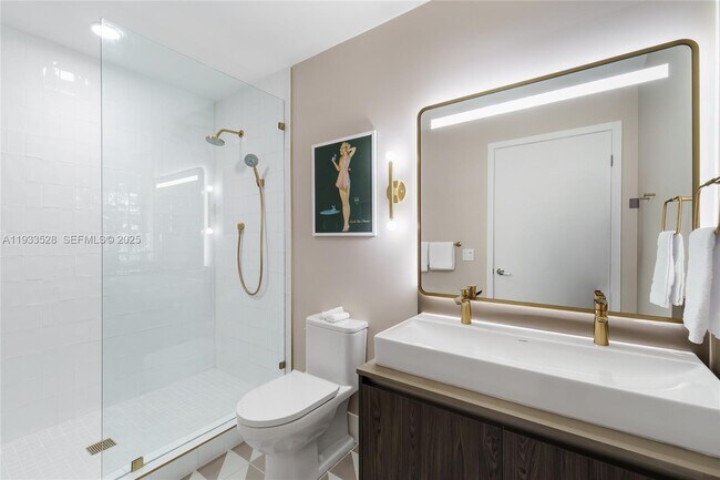 Building Photo - 601 NE 1st Ave