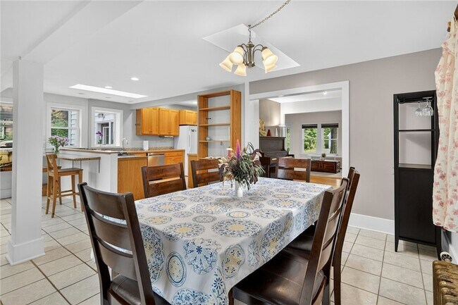 Building Photo - 204 Roat St