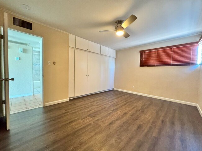 Building Photo - South Scottsdale huge corner lot 3 bedroom...