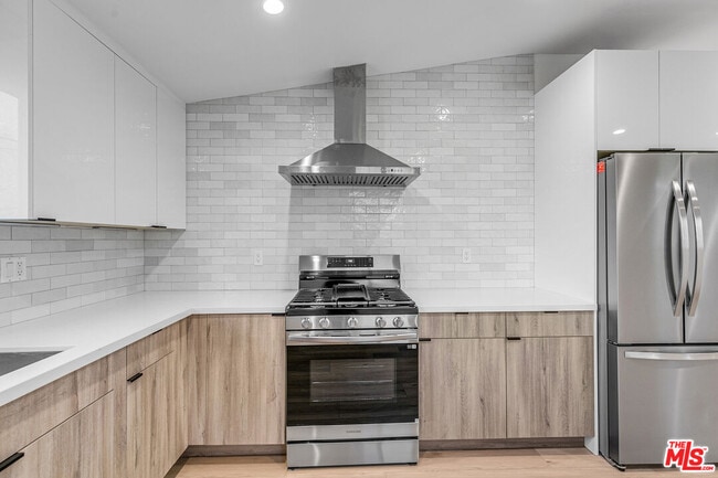 Building Photo - 5413 1/2 Troost Ave