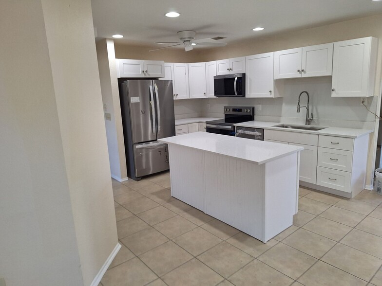 Building Photo - 5439 Kenwood Dr