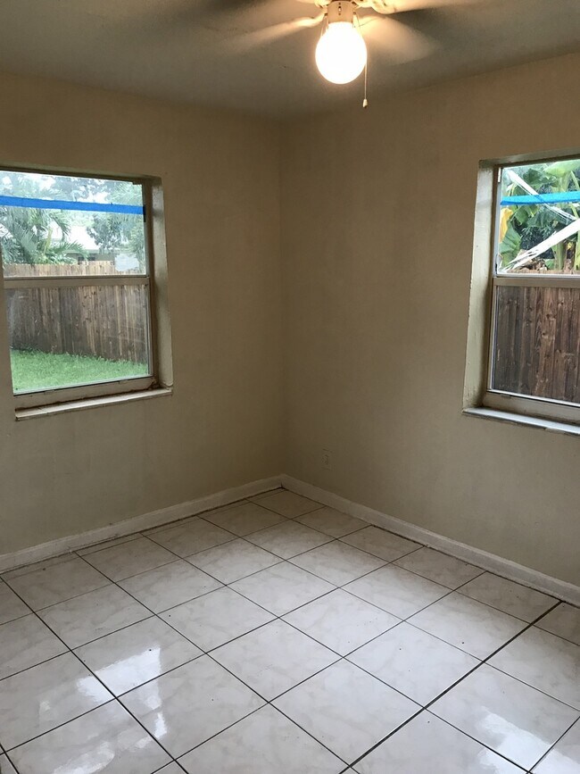 Building Photo - Nice 4-2 House with Central AC & Backyard