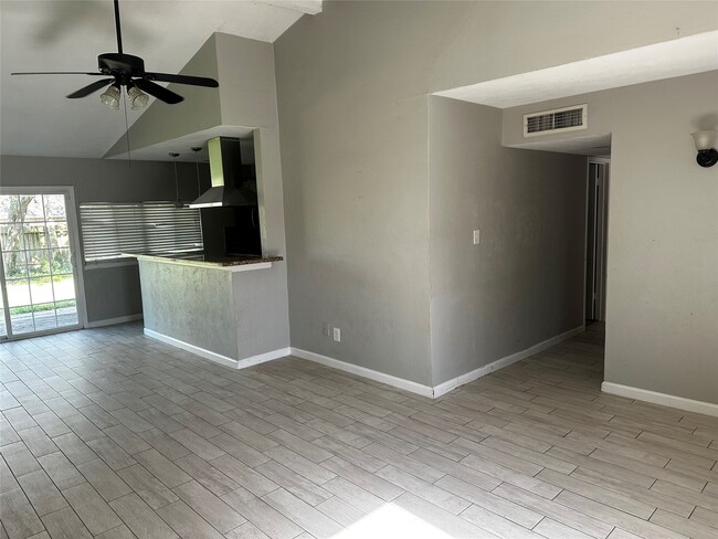 Building Photo - 635 Jeff Davis Dr