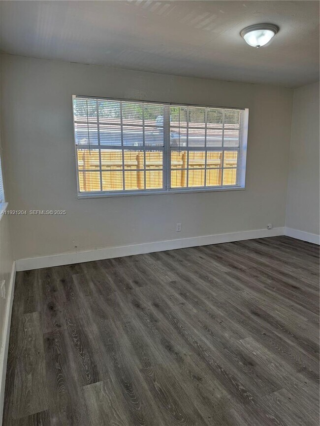 Building Photo - 522 NW 13th Ave