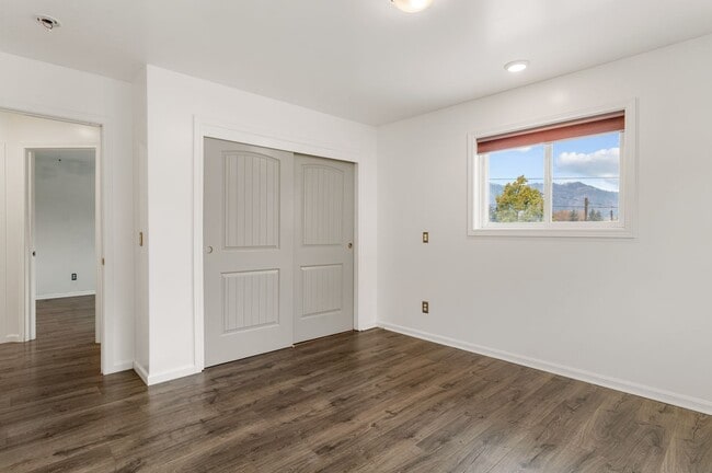 Building Photo - 3 Bedroom, 2 Bathroom Home with Full Finis...