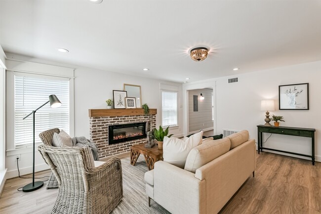 Building Photo - 3007 Avenue Q