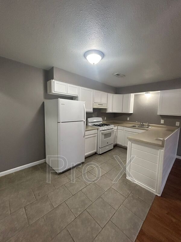 Building Photo - 405 Park St