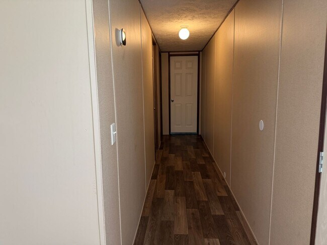 Building Photo - Spacious Mobile Home-large yard